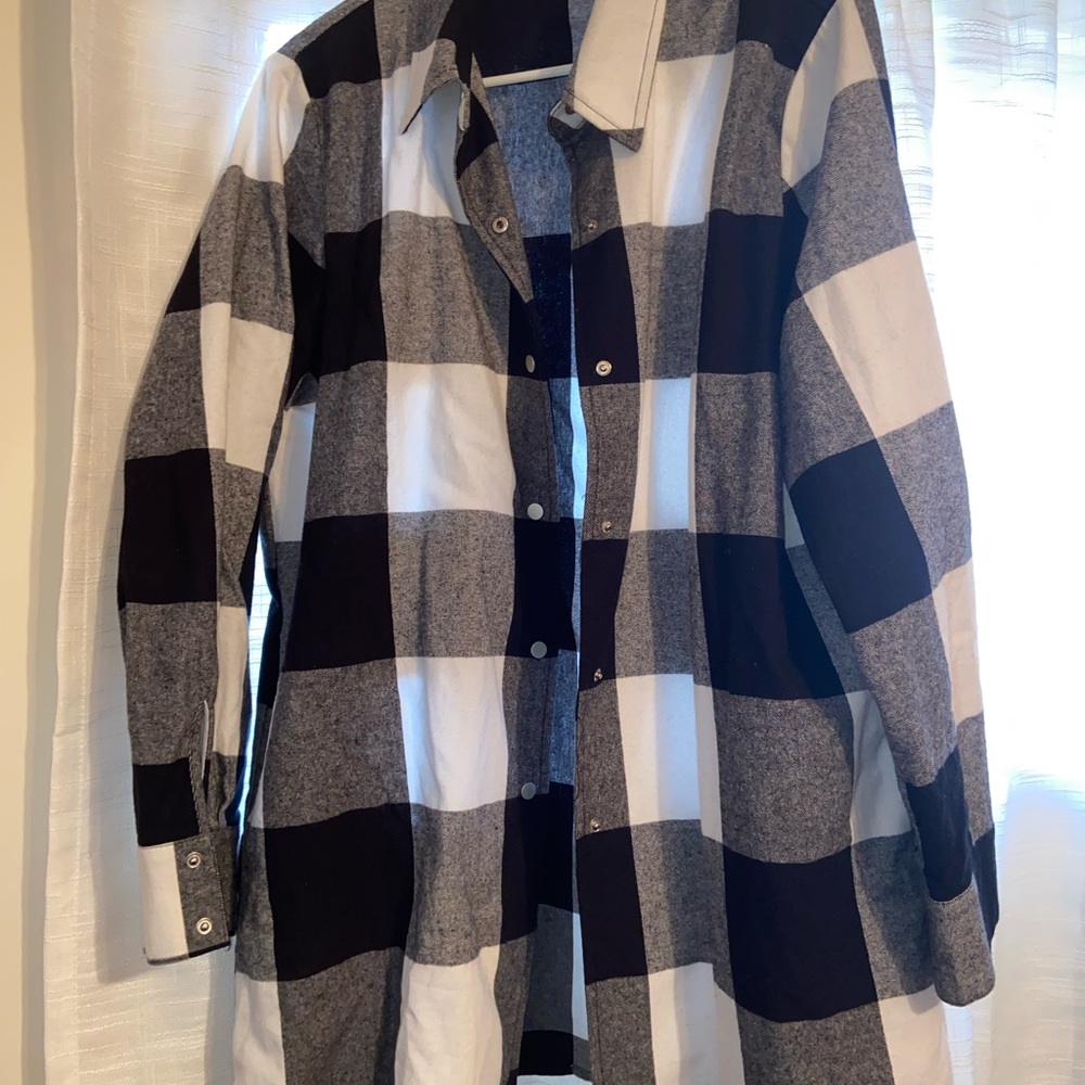 NWOT (black)MAZIK BUTTON SHACKET